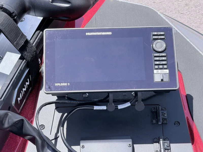 Slide: The Image of Humminbird Xplore 9 on Skeeter ZXE20 boat, year 2026. - 9