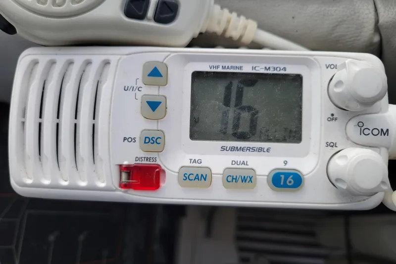 Slide: The Image of VHF marine radio on 1993 Bayliner 2859 Ciera Classic, displaying channel 16. - 5