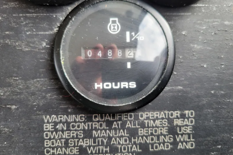 Slide: The Image of Hour meter reading 0482.1 on 1993 Bayliner 2859 Ciera Classic boat dashboard. - 6