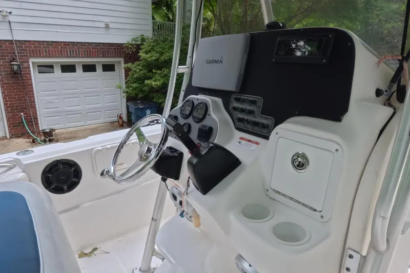 The Image of 2005 Wellcraft 232 Fisherman boat console with Garmin navigation system and steering wheel. - 7