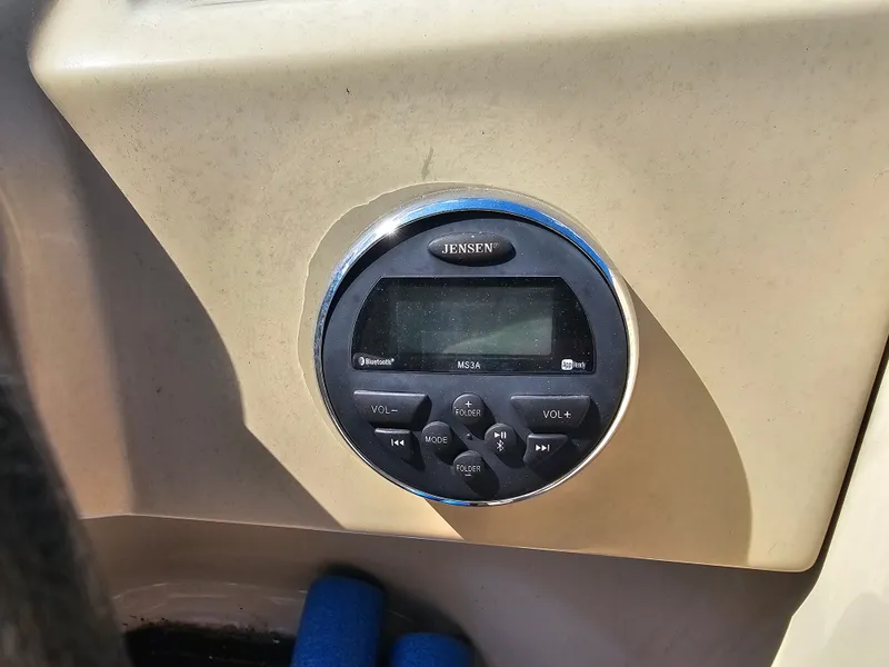 Slide: The Image of Jensen MS3A radio on 2019 Sylvan MIRAGE 818 CRS boat. - 10
