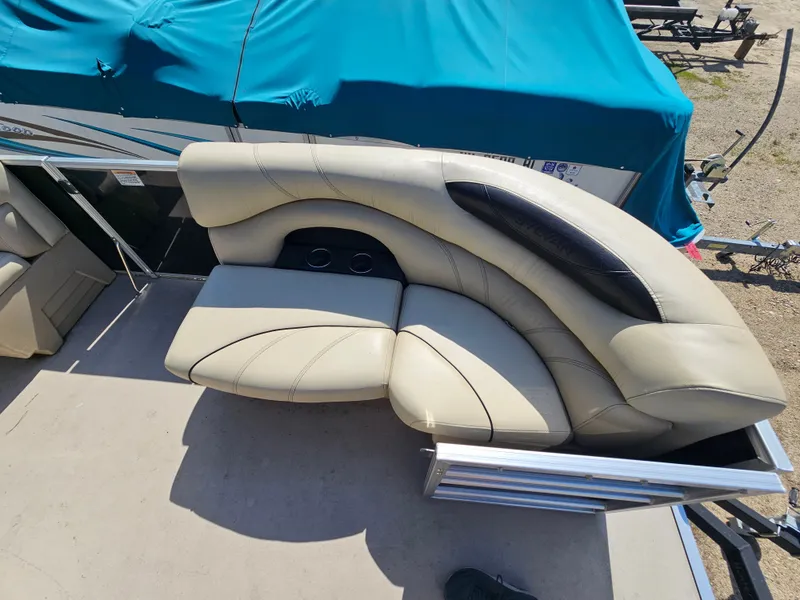 Slide: The Image of Sylvan MIRAGE 818 CRS boat seat, cream leather, 2019 model. - 6