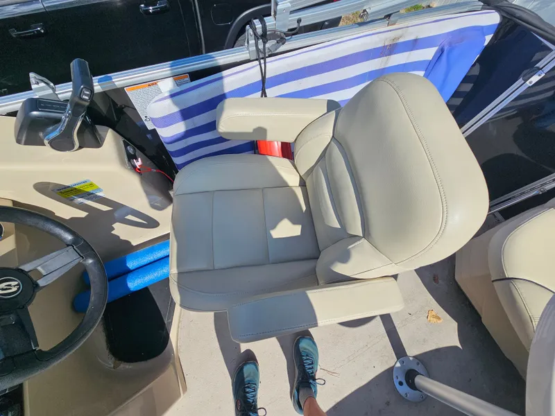 Slide: The Image of Interior of a Sylvan MIRAGE 818 CRS boat, beige leather seat. - 8