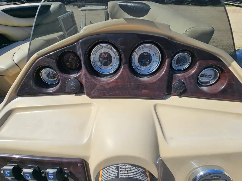 Slide: The Image of Dashboard of a 2019 Sylvan MIRAGE 818 CRS boat. - 9