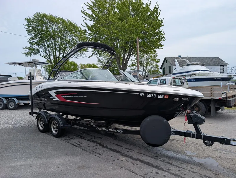Slide: The Image of 2020 Chaparral SSi 210 boat on trailer, side view. - 4
