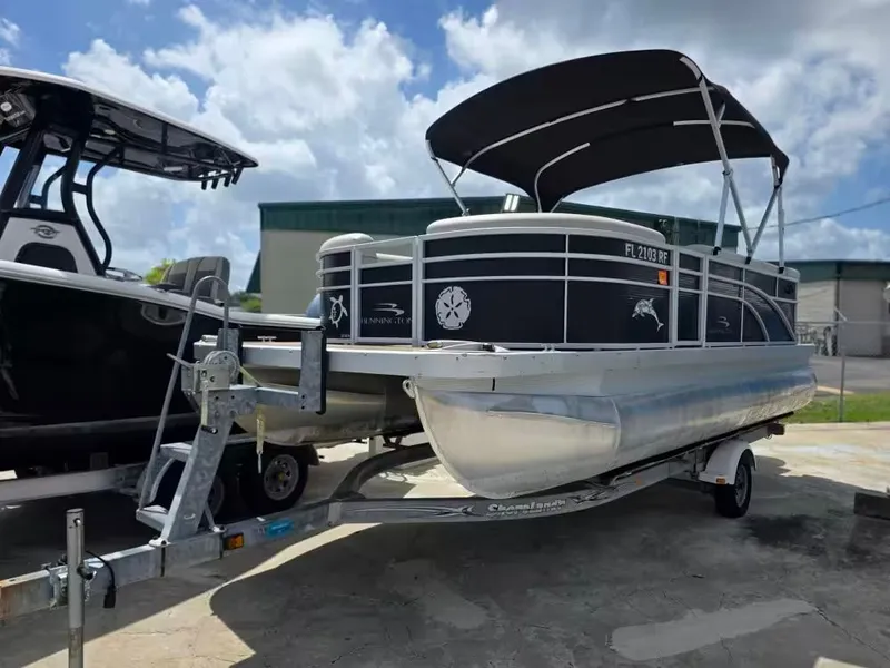 The Image of 2016 Bennington SX20 pontoon boat on trailer, sunny day. - 1