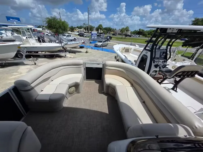 Slide: The Image of Interior of a 2016 Bennington SX20 pontoon boat outdoors. - 10