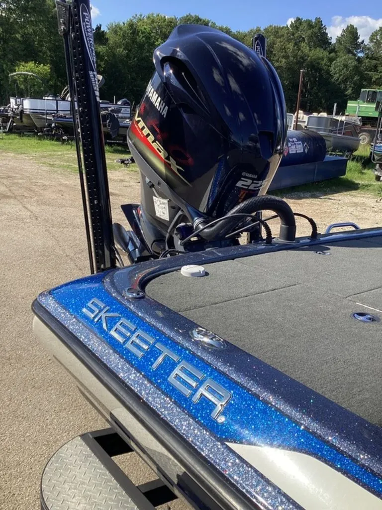 Slide: The Image of 2019 Skeeter ZX225 boat with Yamaha engine outdoors. - 10
