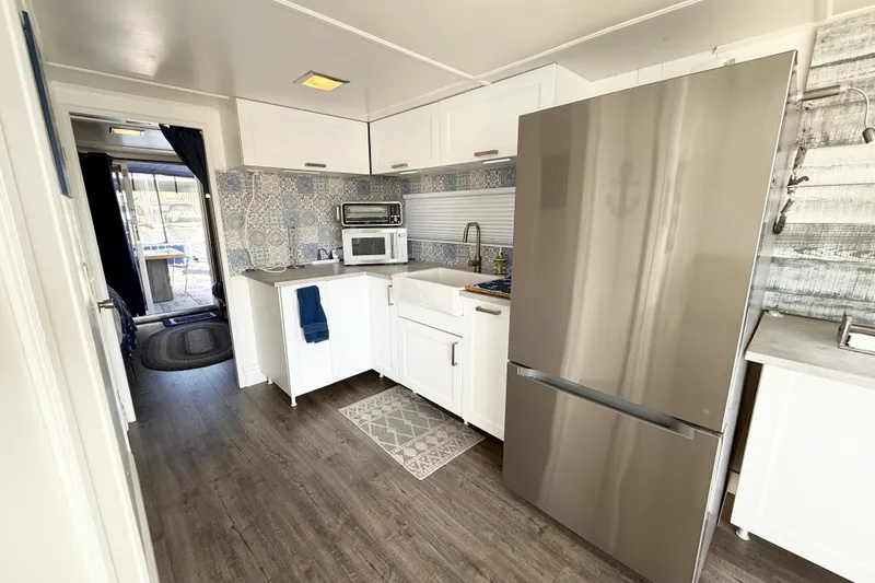 Slide: The Image of Modern kitchen in 1986 Hilburn 4014 Executive, featuring stainless steel appliances and stylish backsplash. - 6