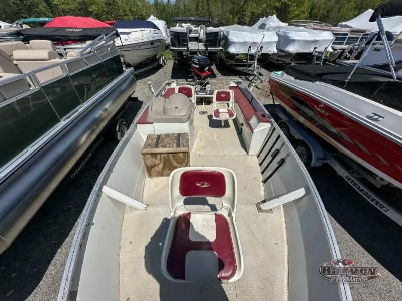 Slide: The Image of 2002 Hudson 19 DLX boat with red seats outdoors. - 5
