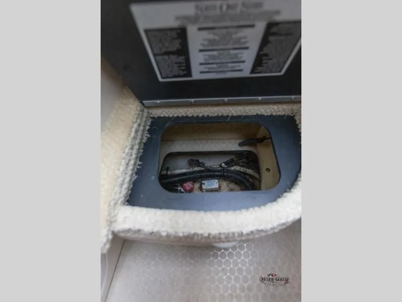 Slide: The Image of Interior of a 2005 SUNDANCER 260 boat with cables. - 40