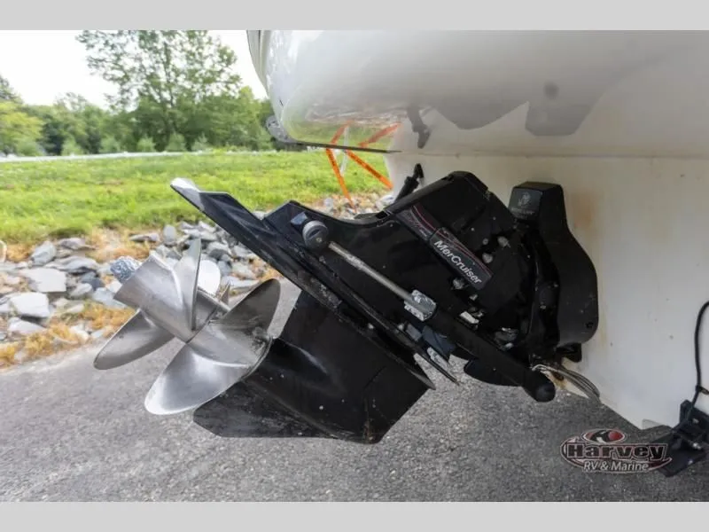 Slide: The Image of 2005 SUNDANCER 260 boat with MerCruiser drive, close-up. - 5
