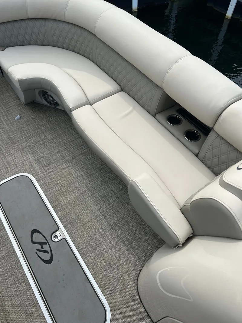 Slide: The Image of Interior of a 2020 Harris Sunliner 250 pontoon boat. - 4