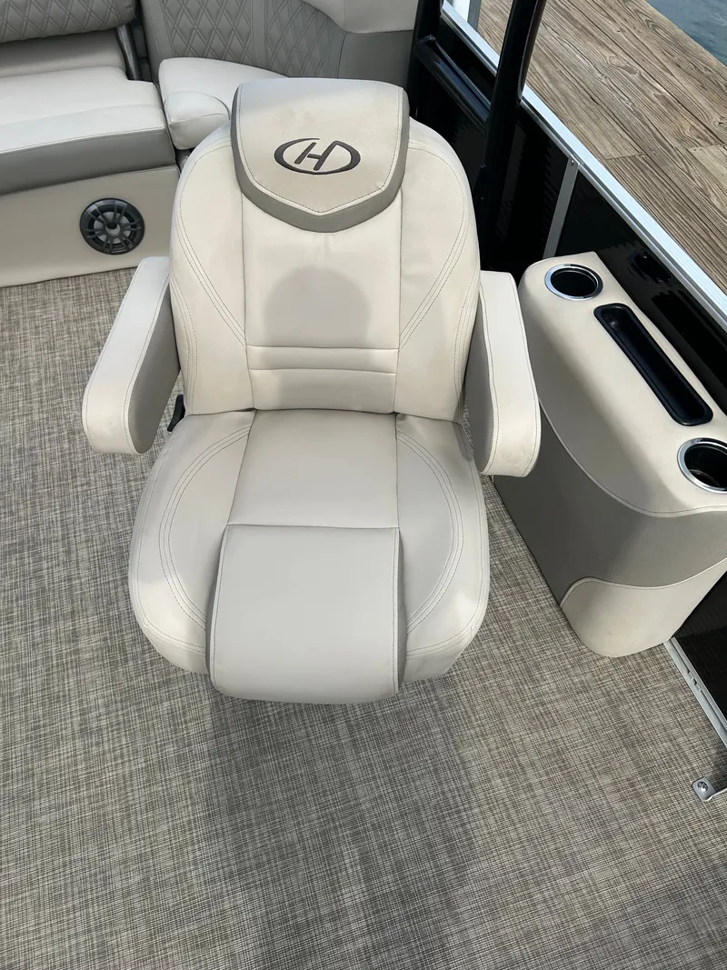 Slide: The Image of Harris Sunliner 250 boat seat, luxurious design, 2020 model. - 5