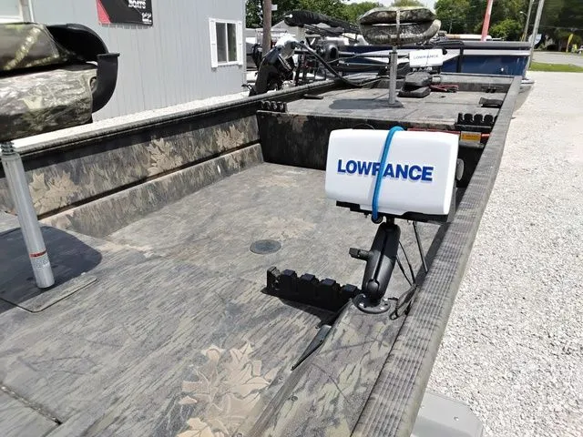 Slide: The Image of Lowe Roughneck 1655 2011 - 4