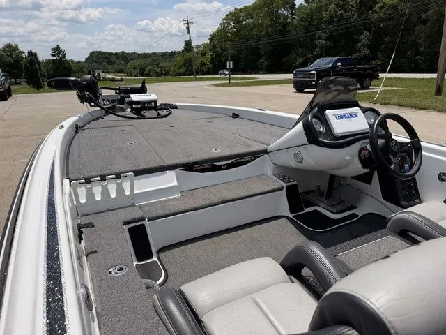Slide: The Image of Phoenix Bass Boat 919 ProXP 2022 - 13