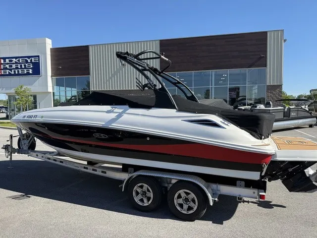 Slide: The Image of Sea Ray SDX 240 2017 - 22