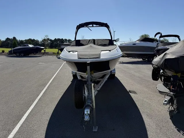 Slide: The Image of Sea Ray SDX 240 2017 - 23