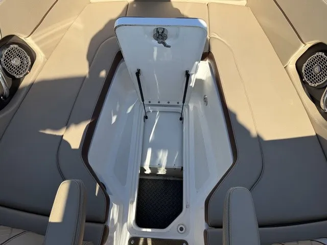 Slide: The Image of Sea Ray SDX 240 2017 - 17