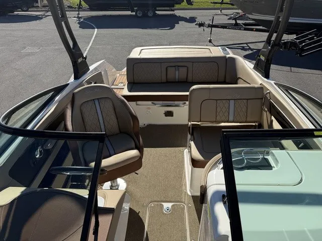 Slide: The Image of Sea Ray SDX 240 2017 - 18