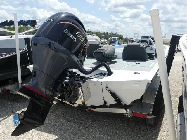 Slide: The Image of 2026 Xpress Hyper Lift H20B boat with Yamaha outboard motor. - 4