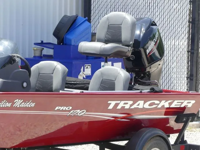 Slide: The Image of Tracker Pro 170 2022 - 16