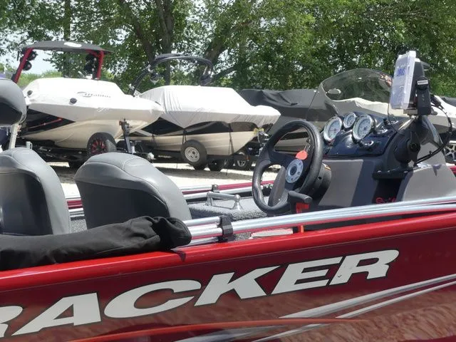 Slide: The Image of Tracker Pro 170 2022 - 24