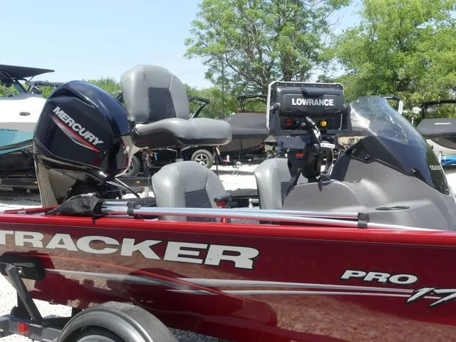 Slide: The Image of Tracker Pro 170 2022 - 25