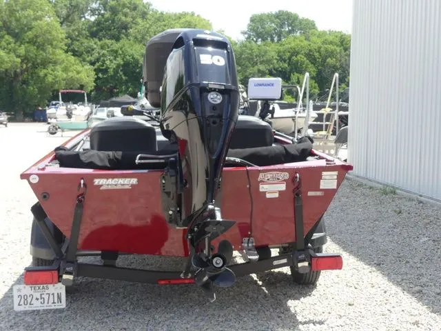 Slide: The Image of Tracker Pro 170 2022 - 5