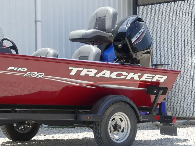 Slide: The Image of Tracker Pro 170 2022 - 9