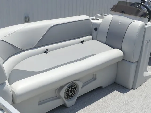 Slide: The Image of Tahoe Sport 85 Rear Fish 23 FT 2025 - 19