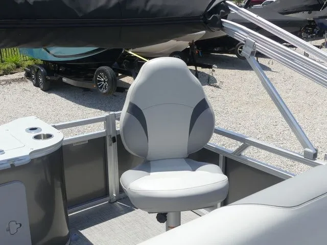 Slide: The Image of Tahoe Sport 85 Rear Fish 23 FT 2025 - 22