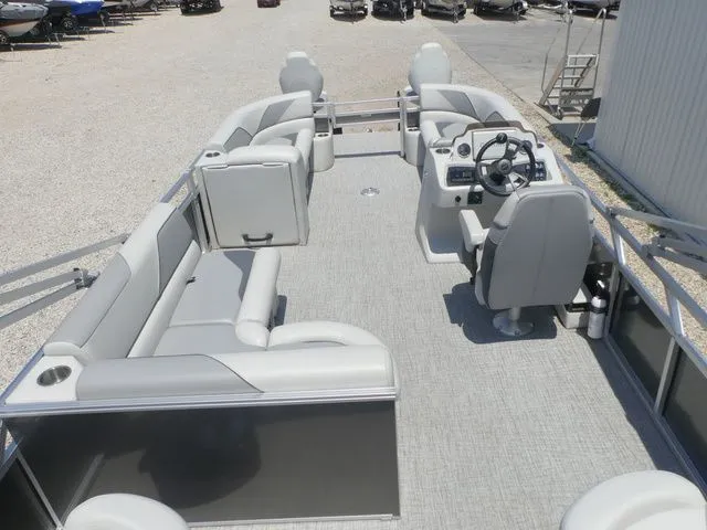 Slide: The Image of Tahoe Sport 85 Rear Fish 23 FT 2025 - 32