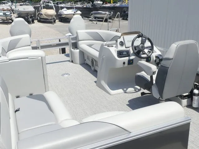 Slide: The Image of Tahoe Sport 85 Rear Fish 23 FT 2025 - 33