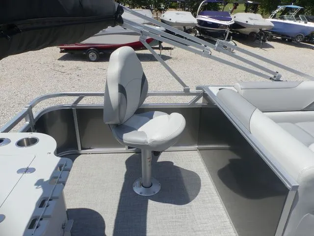 Slide: The Image of Tahoe Sport 85 Rear Fish 23 FT 2025 - 35