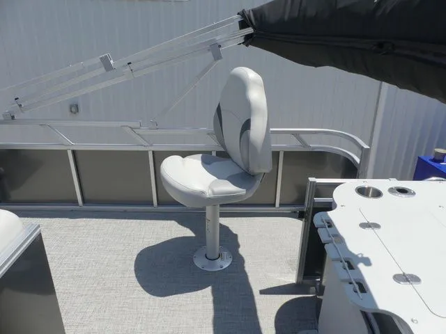 Slide: The Image of Tahoe Sport 85 Rear Fish 23 FT 2025 - 36