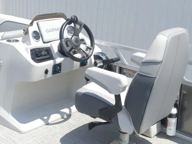 Slide: The Image of Tahoe Sport 85 Rear Fish 23 FT 2025 - 39