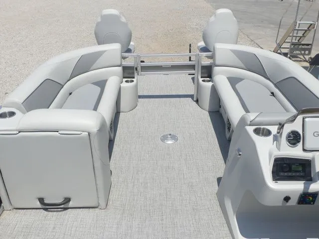 Slide: The Image of Tahoe Sport 85 Rear Fish 23 FT 2025 - 40