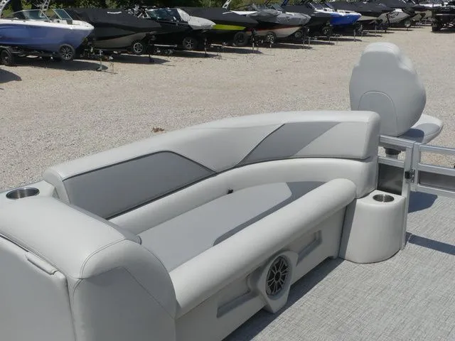 Slide: The Image of Tahoe Sport 85 Rear Fish 23 FT 2025 - 41