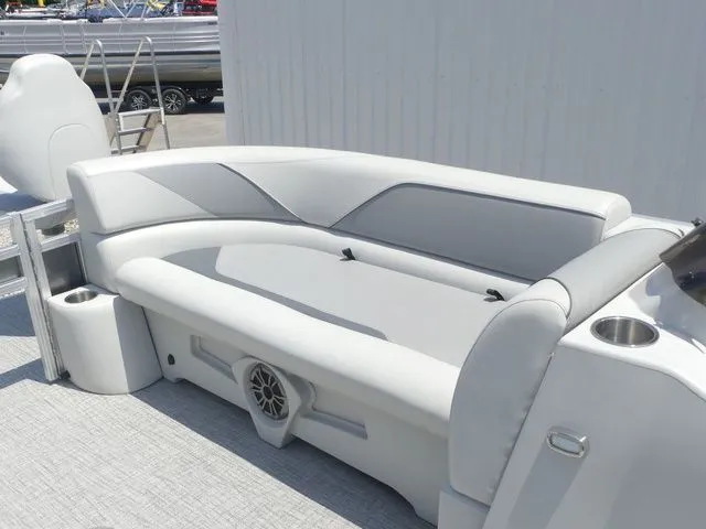 Slide: The Image of Tahoe Sport 85 Rear Fish 23 FT 2025 - 42