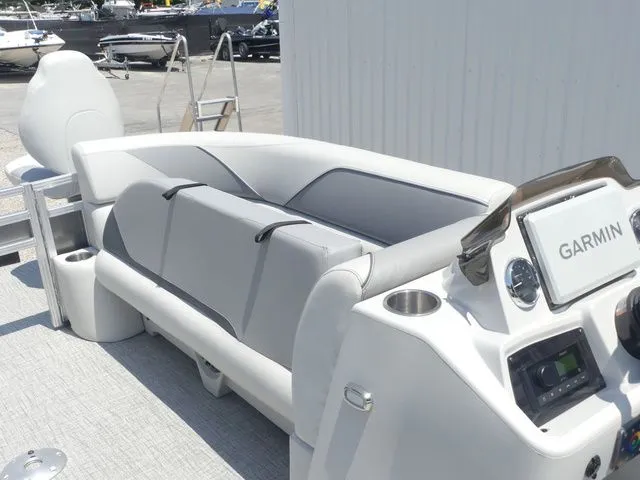 Slide: The Image of Tahoe Sport 85 Rear Fish 23 FT 2025 - 43