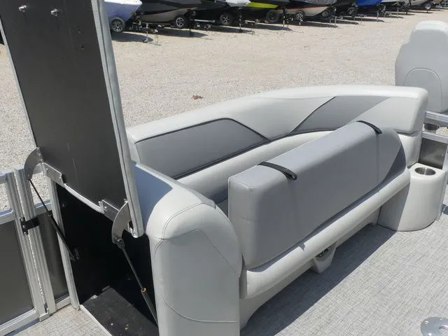 Slide: The Image of Tahoe Sport 85 Rear Fish 23 FT 2025 - 45