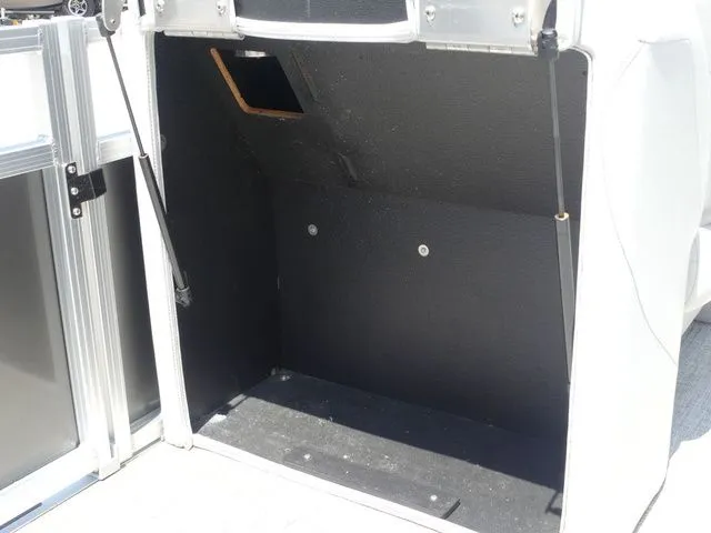 Slide: The Image of Tahoe Sport 85 Rear Fish 23 FT 2025 - 47