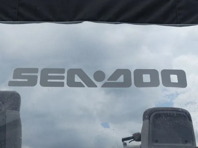 Slide: The Image of Sea-Doo Switch® 19-170 hp 2023 - 10