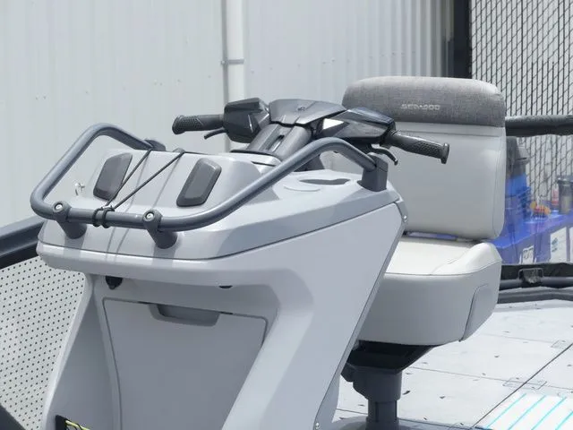 Slide: The Image of Sea-Doo Switch® 19-170 hp 2023 - 16