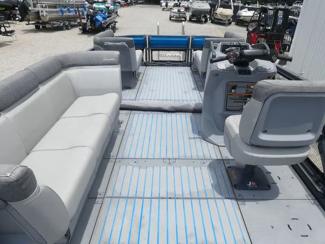 Slide: The Image of Sea-Doo Switch® 19-170 hp 2023 - 18