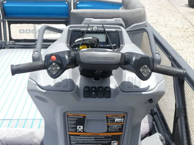 Slide: The Image of Sea-Doo Switch® 19-170 hp 2023 - 20