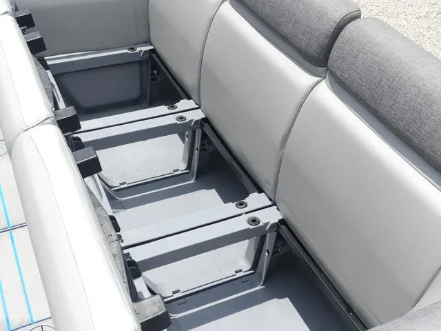 Slide: The Image of Sea-Doo Switch® 19-170 hp 2023 - 22
