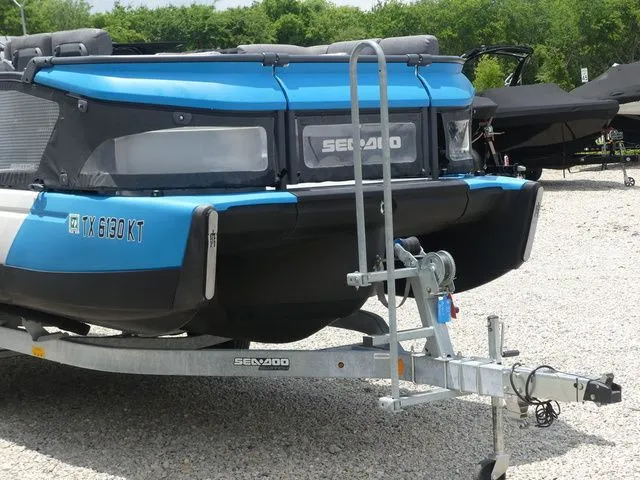 Slide: The Image of Sea-Doo Switch® 19-170 hp 2023 - 30
