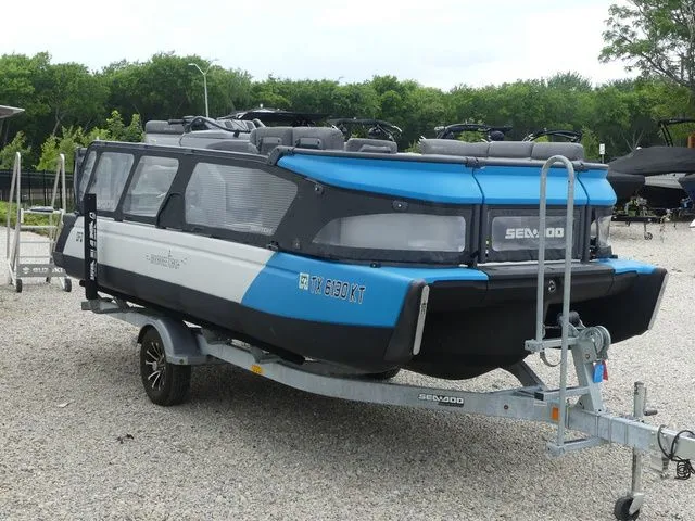 Slide: The Image of Sea-Doo Switch® 19-170 hp 2023 - 4